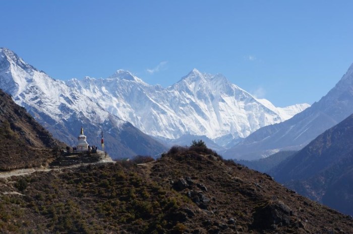 Everest and Lhotse, the 1st and 4th highest mountains in the world.