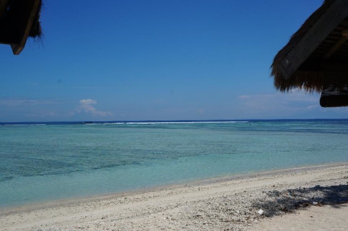 The water was turquoise and shallow all the way around the island. The waves are breaking out by the reef, which provides excellent snorkeling opportunities (esp the west and northeast reefs)