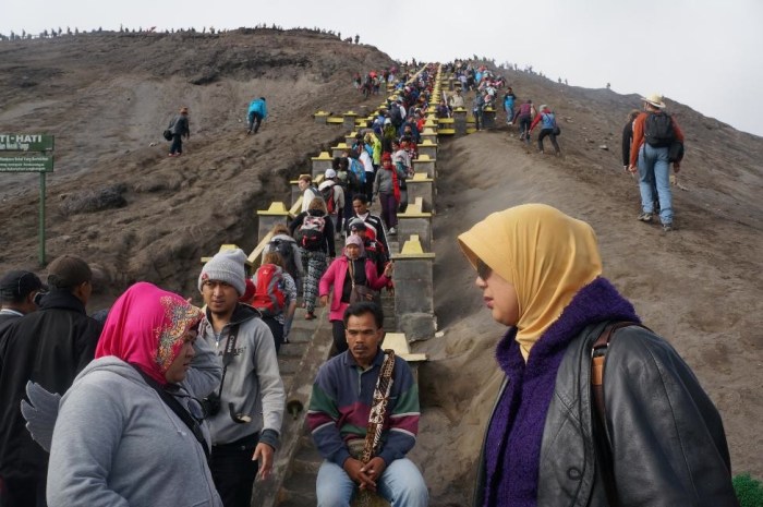 So some may prefer to battle the crowds in places like Mt. Bromo, which is more touristy but much easier to get to and just as beautiful