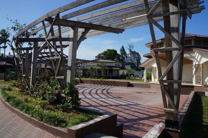 Pretty park area near the visitor center.