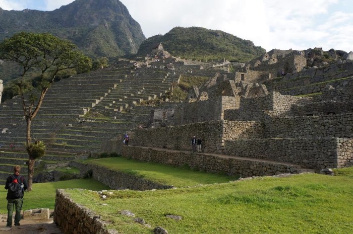The guardhouse (up ahead) is the perfect place to take pictures.
